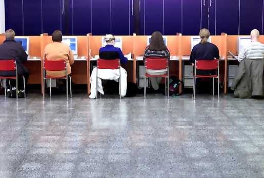 Useiden sanomalehtien verkkoversioiden lukeminen on muuttumassa maksulliseksi.