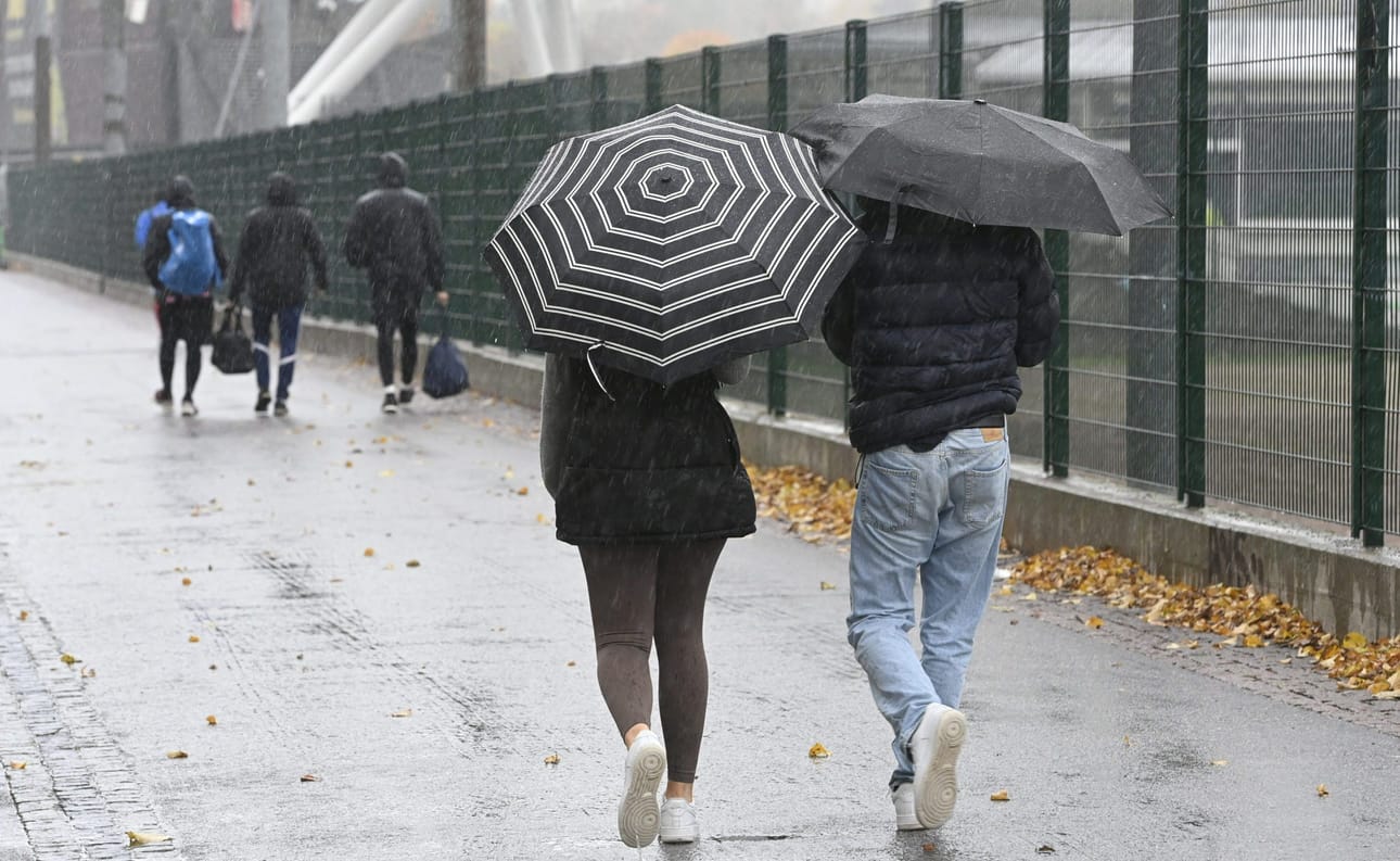 Ilmatieteen laitoksen päivystävän meteorologin Heikki Sinisalon mukaan viikonloppuna sataa oikeastaan koko ajan jossain päin Suomea. LEHTIKUVA / Heikki Saukkomaa