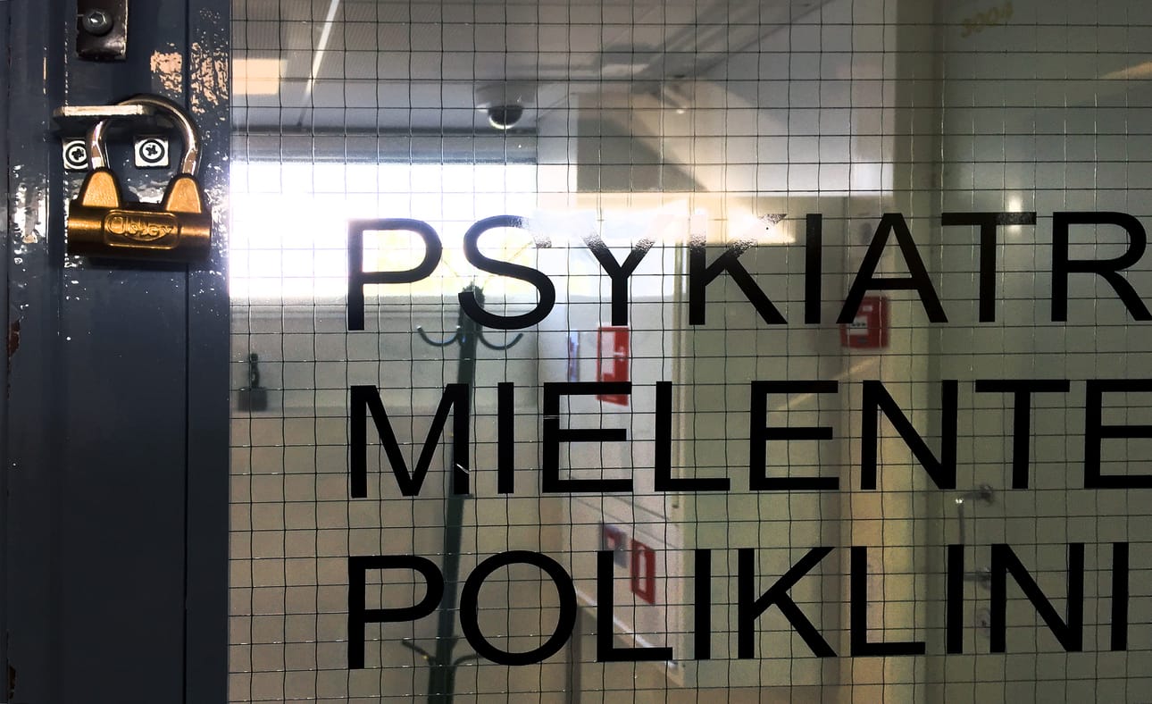 Kuusamon terveyskeskuksen psykiatrinen osasto on yhä kiinni. Maanantaiaamuna osaston työntekijöillä ei ollut tietoa siitä kuinka kauan jatkosulku jatkuu.Mielenterveysoaston potilaita on hoidettu yleisellä akuuttiosastolla.