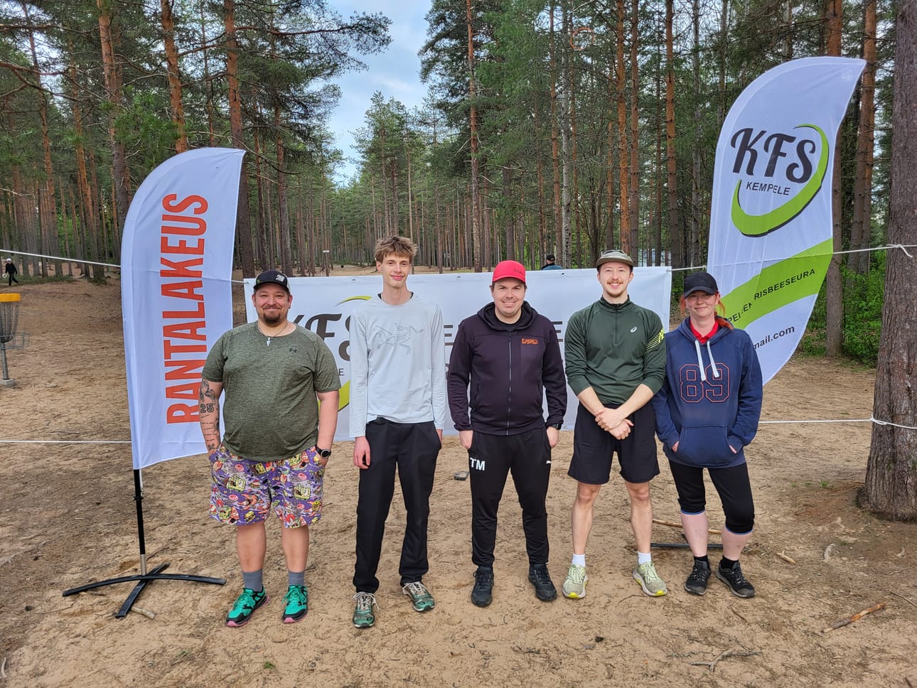 Frisbeegolfin Rantalakeusliigan ensimmäinen osakilpailu miteltiin keskiviikkona. Kuvassa luokkien voittajat vasemmalta lukien Sami Koistila, Vili Pahkamaa, Toni Manninen, Matias Nissilä ja Jaana Kylmäluoma.