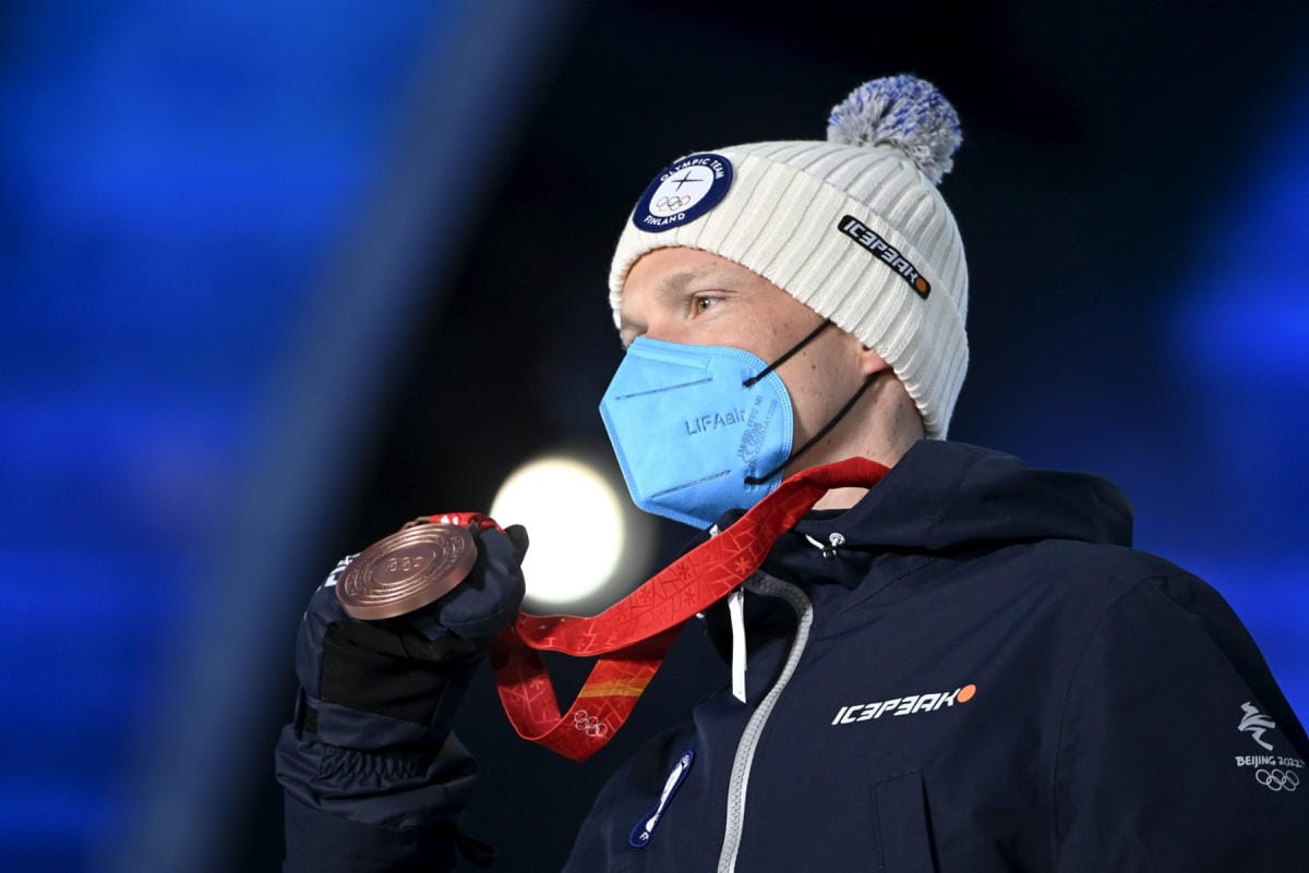 Iivo Niskanen iloitsi pronssimitalistaan palkintokorokkeella. LEHTIKUVA / MARKKU ULANDER