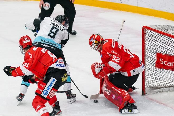 Maalivahti Niko Hovinen (oik.) on sairastunut eikä ole mukana Sportin kokoonpanossa perjantaina Tampereella. Arkistokuva: Samppa Toivonen