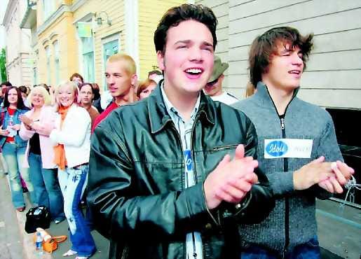 Jännitystä ja jonotusta. Ensimmäiset aloittivat jonottamisen Oulun Idols-koelaulutilaisuuteen Nukun edessä puoli kahdeksalta. Oulun koelauluun osallistui 200 nuorta laulajaa, kun viikkoa aikaisemmin Tampereella laulajia oli kolmesataa.