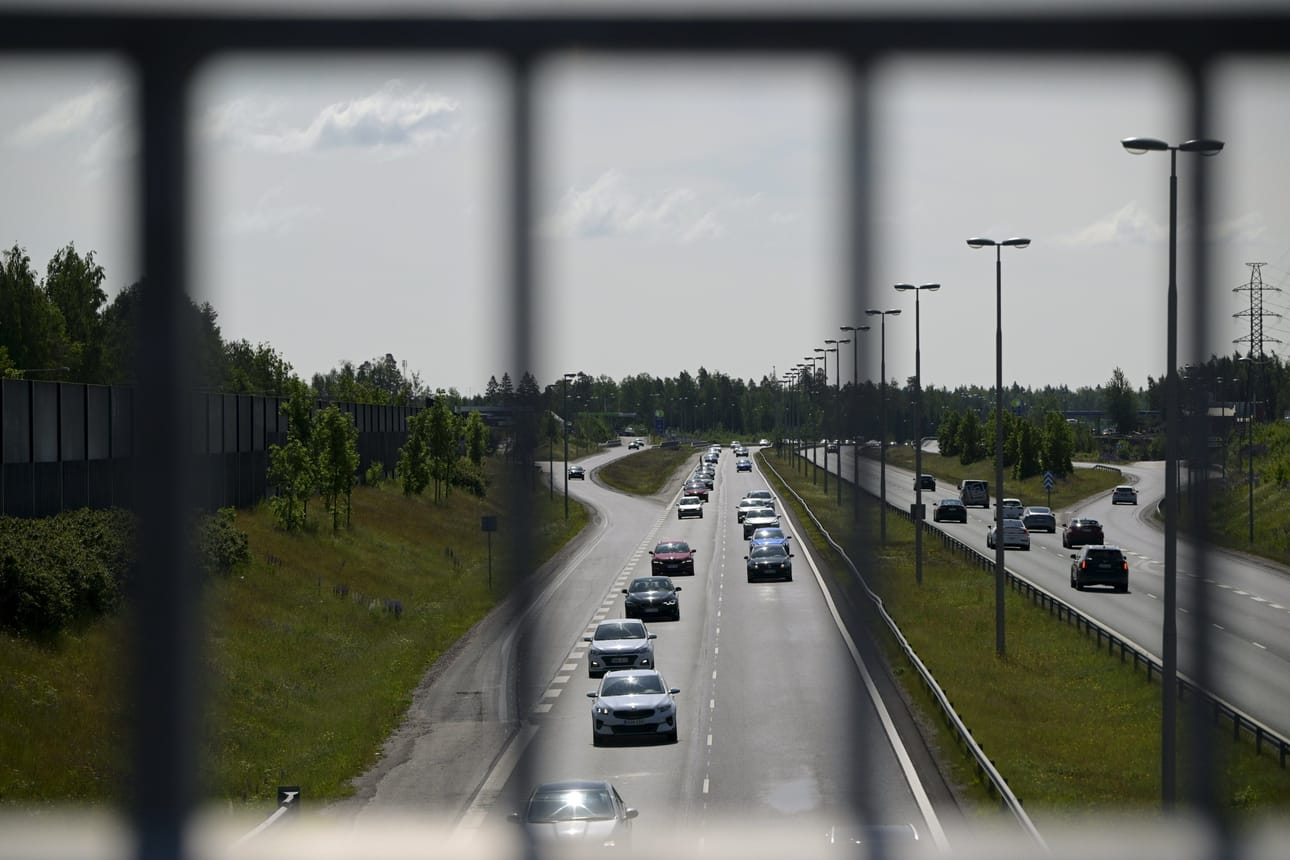 Liikenteessä ennakointi on paras tapa vähentää onnettomuuksia ja riskejä. LEHTIKUVA / Antti Aimo-Koivisto