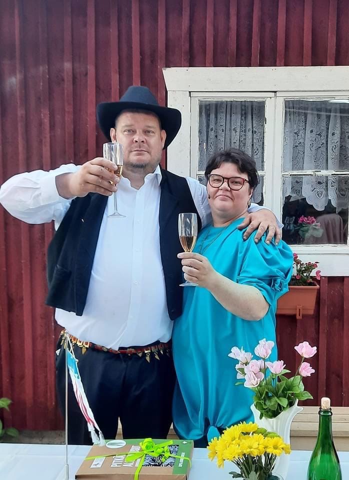 Aisamäen kesäteatterissa nähdään Antti Tuurin kirjoittama Maakunnan mies. Menossa mukana ovat Hannu Viitasaari ja Kati Pasto.