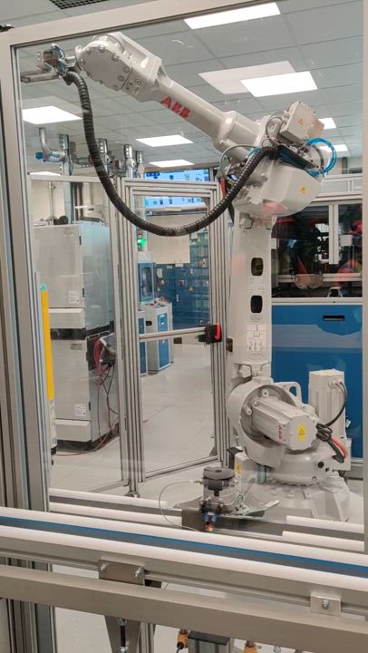 Yksi SSAB:n uuden laboratorion roboteista työn touhussa.