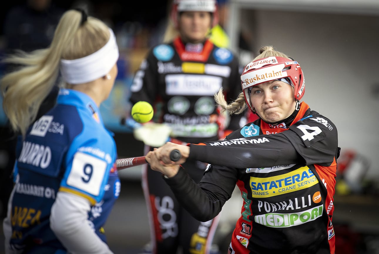 Porin Pesäkarhujen Emilia Linna löi tiistaina kaksi juoksua ja toi kolme.