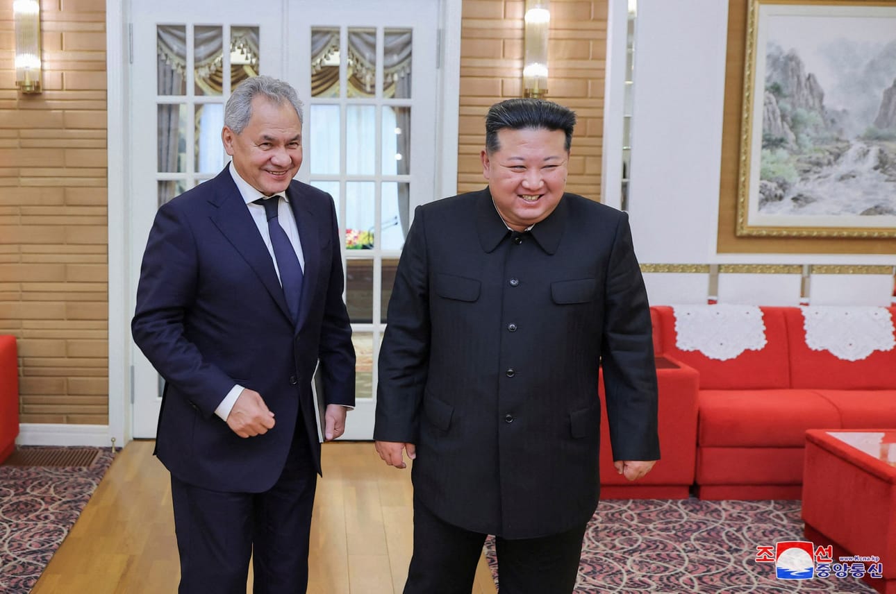Pohjois-Korean johtaja Kim Jong-un (oik.) ja Venäjän turvallisuusneuvostoa johtava Sergei Shoigu ovat tavanneet Pohjois-Koreassa. Perjantaille päivätty kuva on Pohjois-Korean valtiollisen uutistoimiston välittämä. LEHTIKUVA / AFP / KCNA / KNS