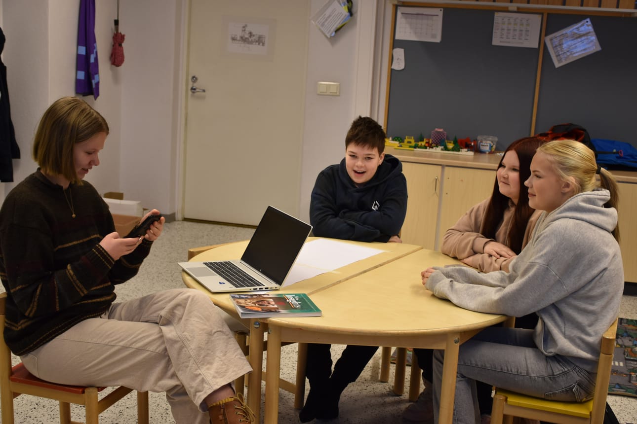 Posion nuorisovaltuusto kokoontui maanantaina koulukeskuksen luokkatilassa. Lukion edustaja Iida Lohi (vas.) sekä peruskoulun edustajat Aatu Mursu, Saaga Arola ja Unna Ruonala (oik.) keskustelemassa nuoria koskettavista asioista.
