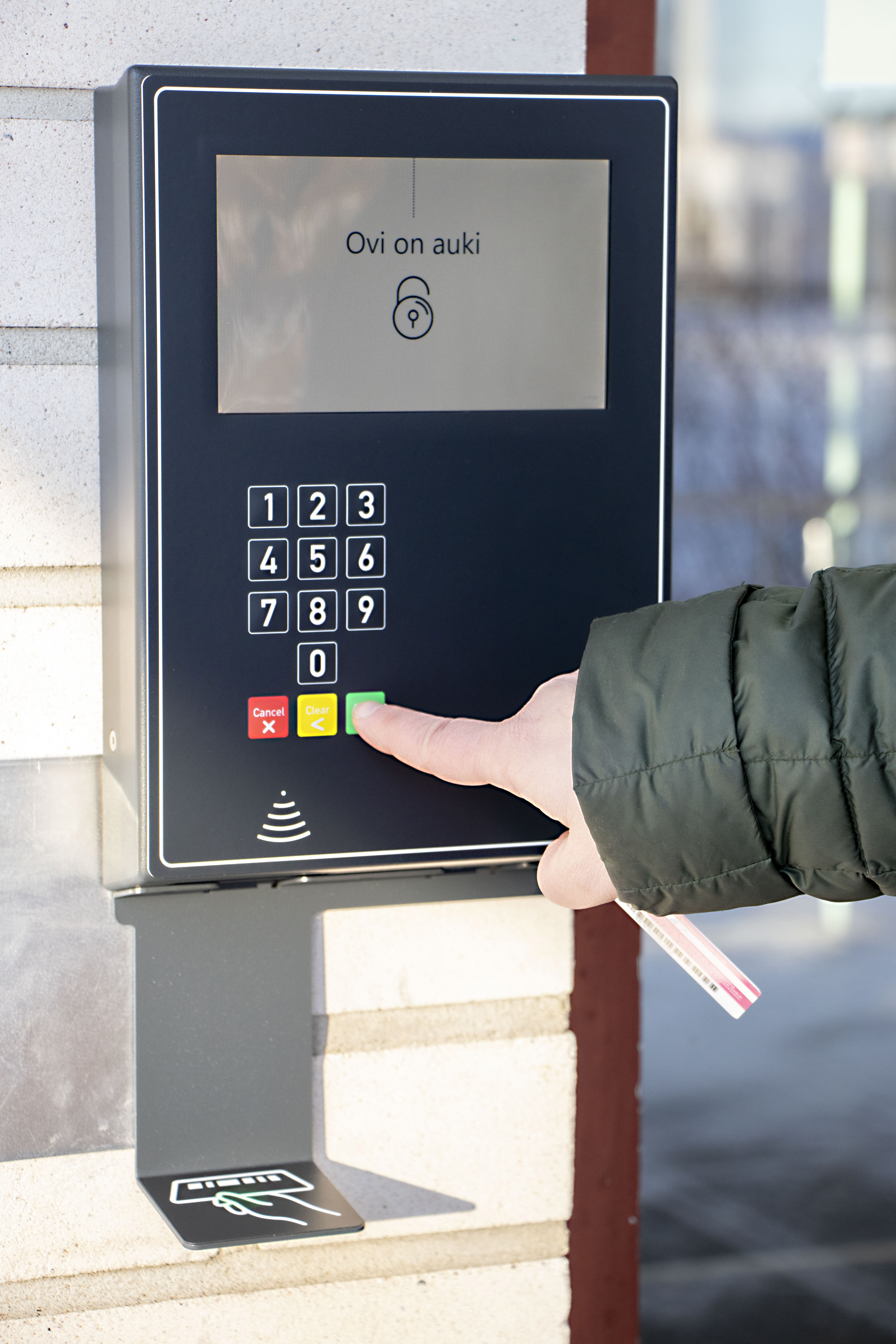 Kun PIN-koodi on näppäilty, kirjautumisyksikkö kertoo oven olevan auki.