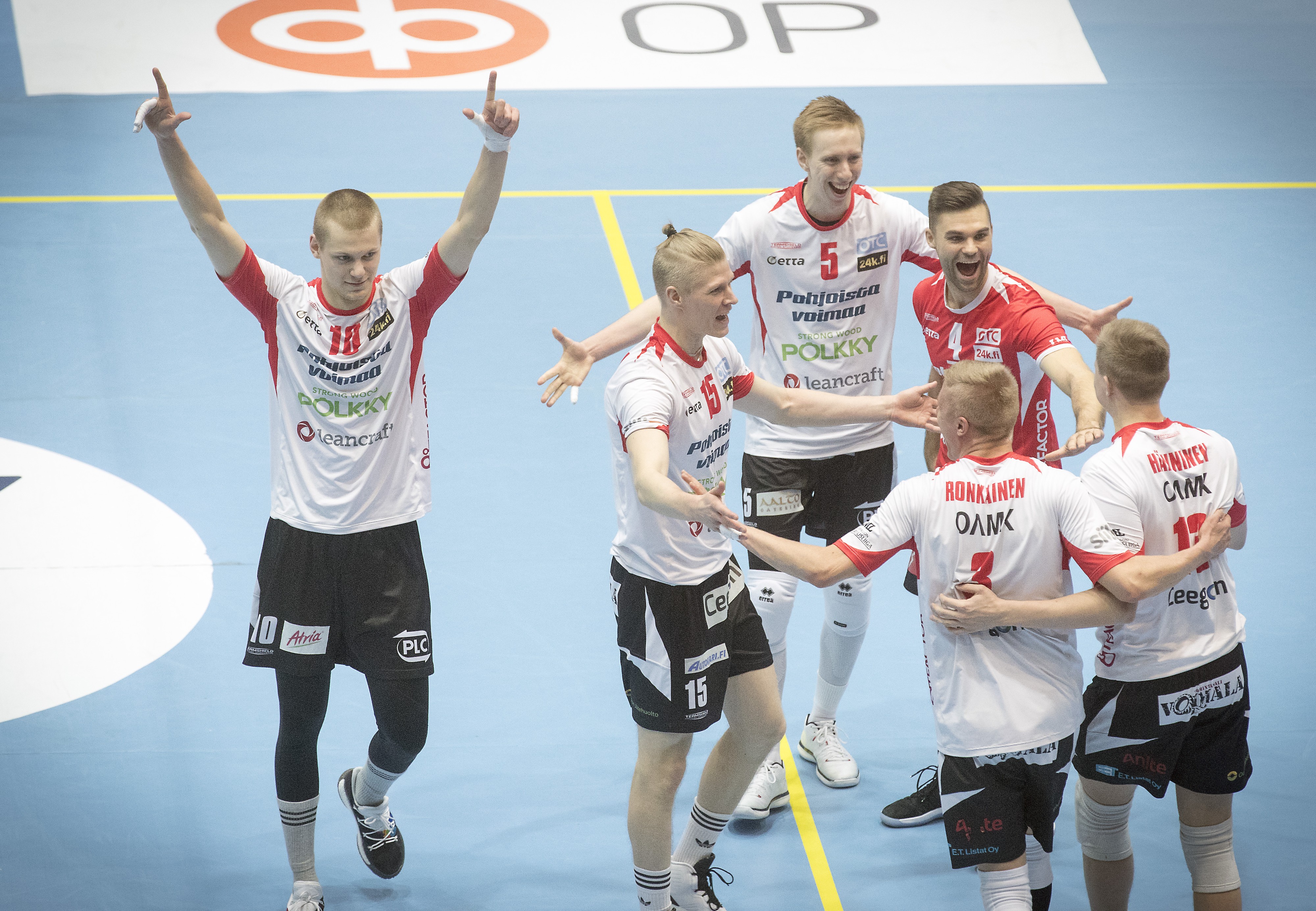 Ettan Joonas Jokela (10), Markus Väisänen (15), Niko Haapakoski (5), Anssi Hakala (4), Antti Ronkainen (3) ja Jiri Hänninen (13) tuulettivat Raksilassa jo kauden kuudetta liigavoittoa.