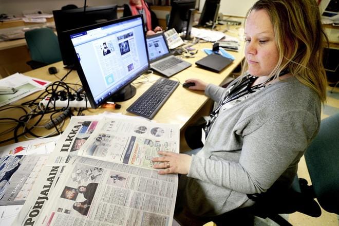 Pohjalaisen ja Ilkan tabloid-uudistuksen projektipäällikkö Sari Itäniemi kertoo uuden formaatin suunnittelutyön alkaneen noin vuosi sitten maaliskuussa. Maali häämöttää jo, kun Pohjalainen muuttuu tabloid-muotoon 15.3. ja Ilkka 16.3. alkaen. KUVA: HEIKKI HAKANEN
