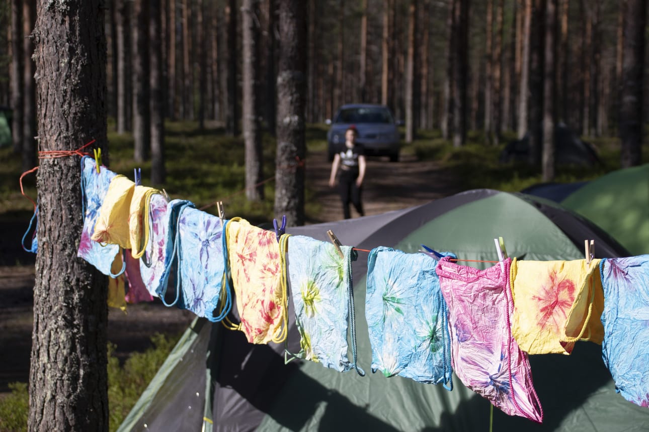 Leirin ensimmäisenä päivänä tehtiin kangaskasseista upeita värjäystöitä, jotka saivat kuivua rauhassa.