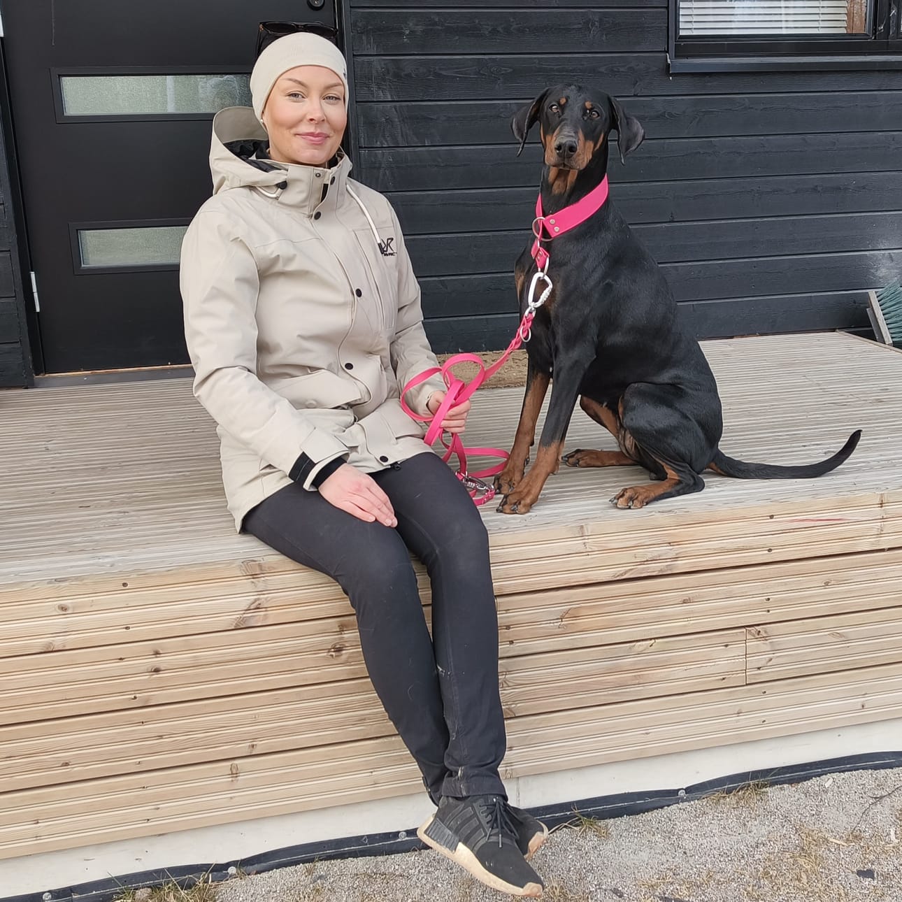Ensimmäisen jakson vieras Jenni Saksio kertoo, missä suomalaiset koiranomistajat voisivat petrata.
