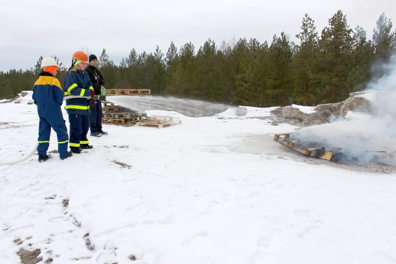 Eetu Rönkä ja Iida Uimonen sammuttivat palon.