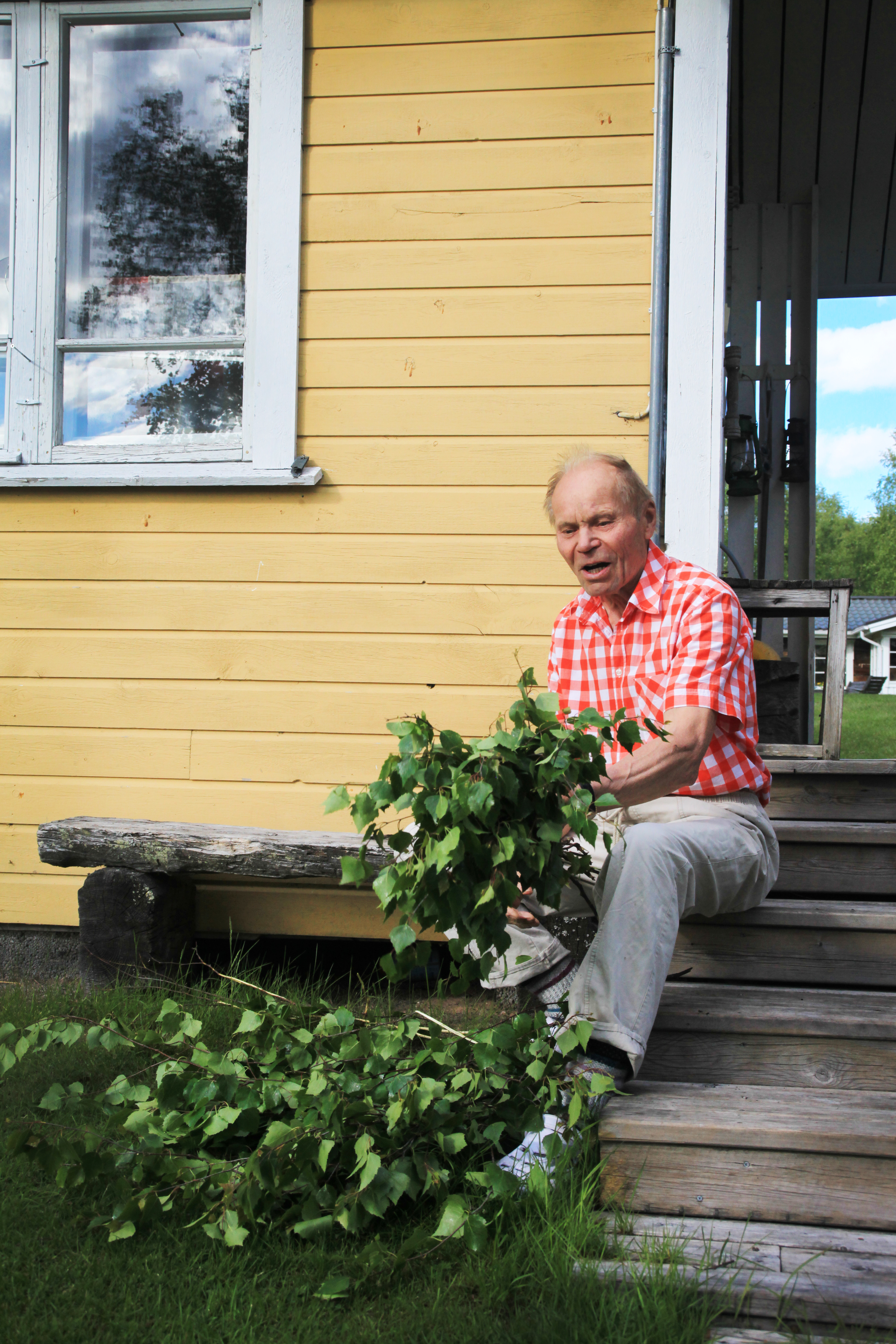 Piilolaan odotetaan lapsia ja lastenlapsia juhannukseksi. Sauna lämmitetään heti aamusta alkaen.