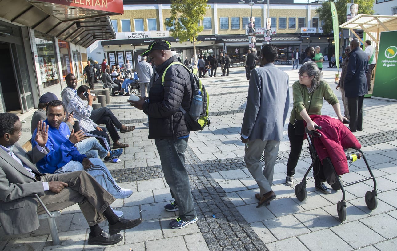 Ruotsissa järjestettiin valtiopäivävaalit noin neljä kuukautta sitten syyskuun alussa. Kuva Rinkebyn torilta vaalien alla.