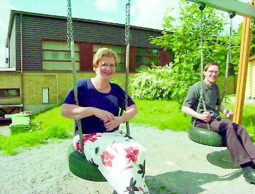 Tyytyväisiä. Pölhön koulun rehtori Leila Eräpuro ja Keminmaan sivistystoimenjohtaja Hannu Reinikainen ottavat vauhtia Pölhön koulun pihakiikussa. Takana olevassa uudemmassa koulurakennuksessa on jo aloitettu kauan kaivattu remontti.