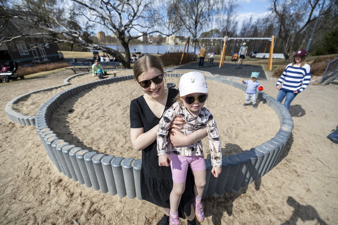Hiekkalaatikoiden hiekat vaihdetaan Oulussa joka kolmas vuosi, vaikka suositus on vuosittain  – Sivakka käyttää hiekkoihin 25 000 euroa vuodessa