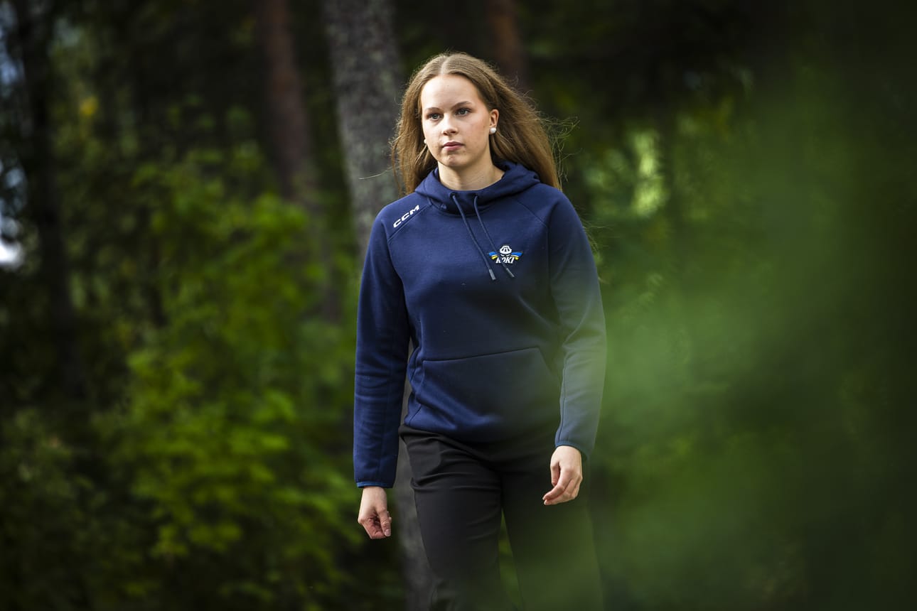 Olivia Saloniemi muutti vuosi sitten yksikseen Torniosta Rovaniemelle. Syynä oli jääkiekkoharrastus.