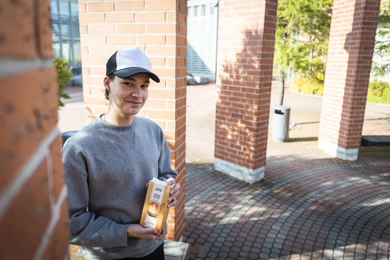 Kuusamolainen Joonas Määttä kertoo korvanneensa maitotuotteet kaurapohjaisilla ruoanlaitossa.