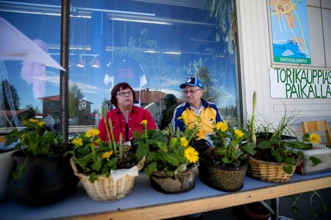 Taimet vaihtavat omistajaa torilla Peräseinäjoella. Mirja ja Erkki Laakso ovat torilla kahdeksatta kevättä. Kuva: Jaakko Elenius