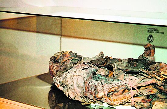 <b>Rouva muumio.</b> Muumiointi on osaltaan auttanut saamaan lisätietoa guanchien elämästä. Kuvan naispuolisella guanchilla oli ikää <br>kuollessaan 20-24 vuotta.