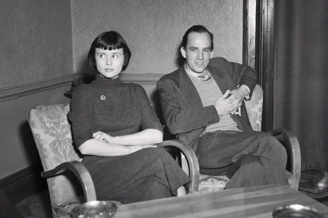 Ruotsalaisohjaaja Ingmar Bergmanin (vasemmalla) Kuvantekijät-elokuvassa kirjailija Selma Lagerlöfin roolissa on Anita Björk (oikealla) KUVA: Yle Kuvapalvelu