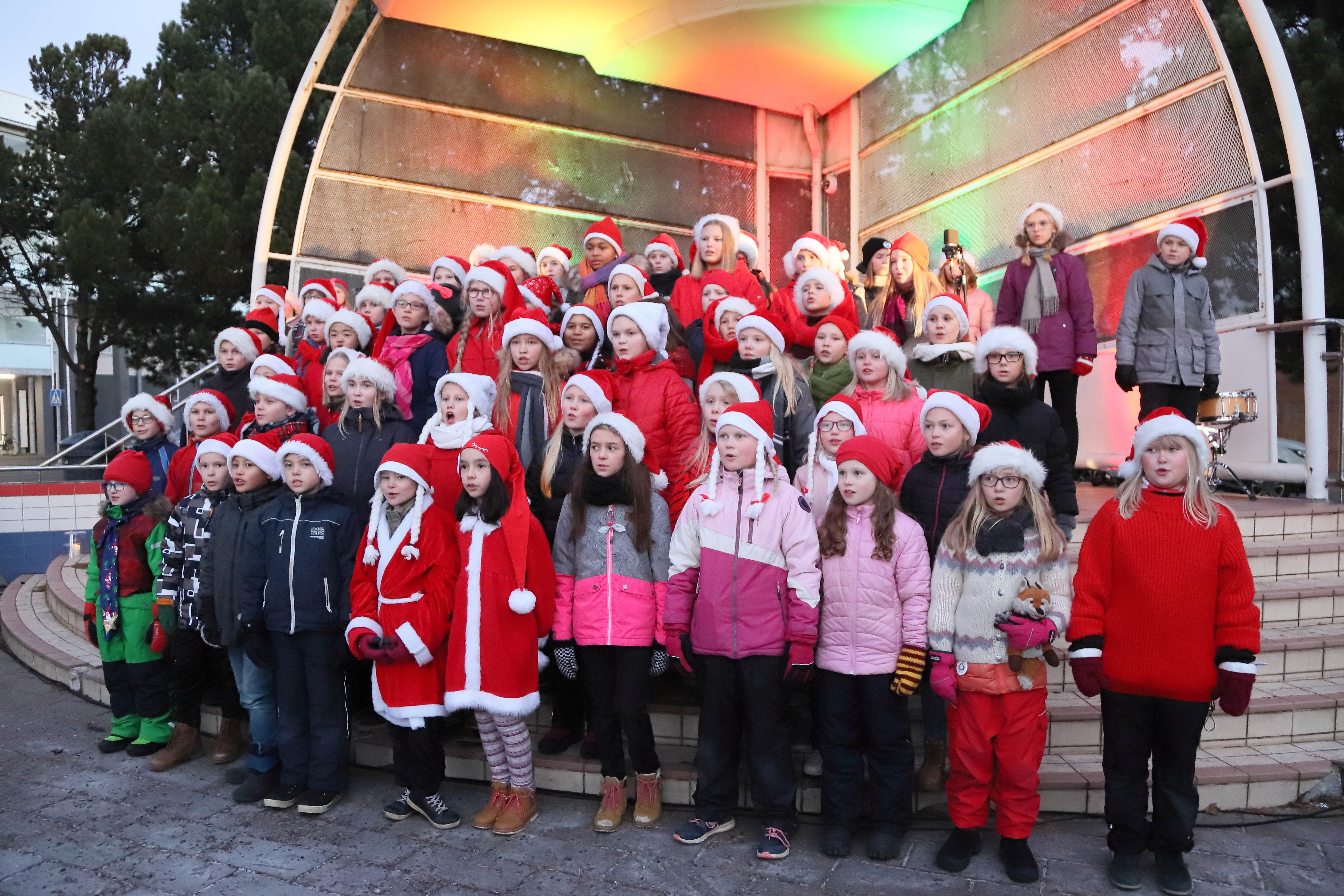 Keskuskoulun musiikkiluokkien kuoro.