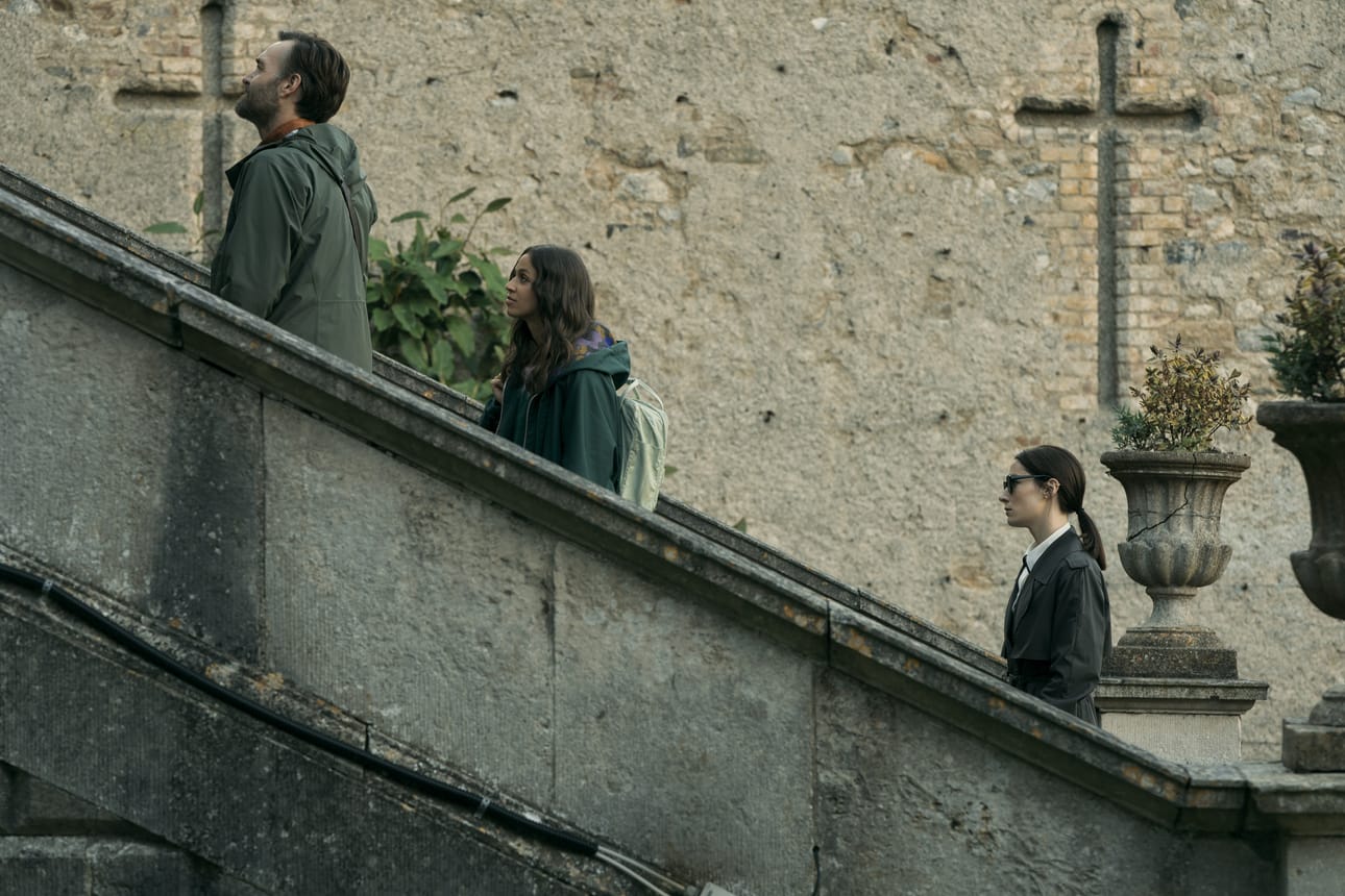 Gilbert (Will Forte), Emmy (Robyn Cara) ja Dove (Siobhán Cullen) puuhaavat rikospodcastia. Kuva: Enda Bowe/Netflix © 2024