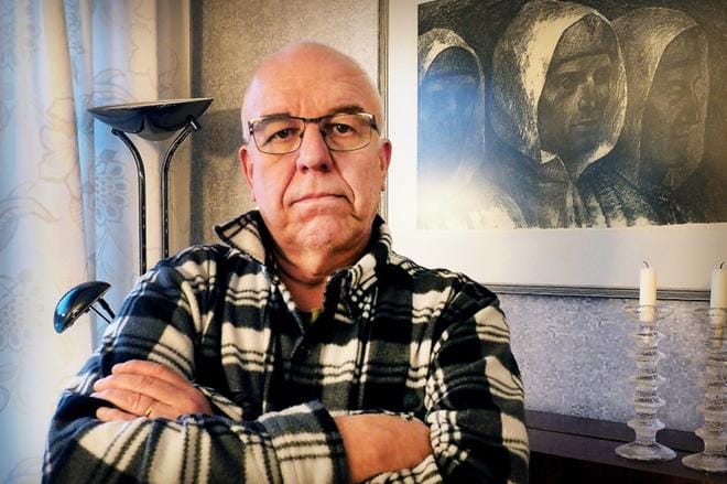 Musiikintekijä Jussi Asu on tehnyt sanat säveltämäänsä Talvisodan vänrikkien marssiin. Miehen takana on taidemaalari Veikko Vienojan taulu, jonka nimi on Talvisodan sotilaat.