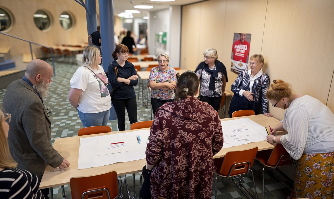 Monenmoista työpajaa, kokousta ja rahoitusta mahtuu Aisaparin toimintavuosiin. Tämä kuva on otettu syyskuussa 2024 yhdistysten illan työpajasta.