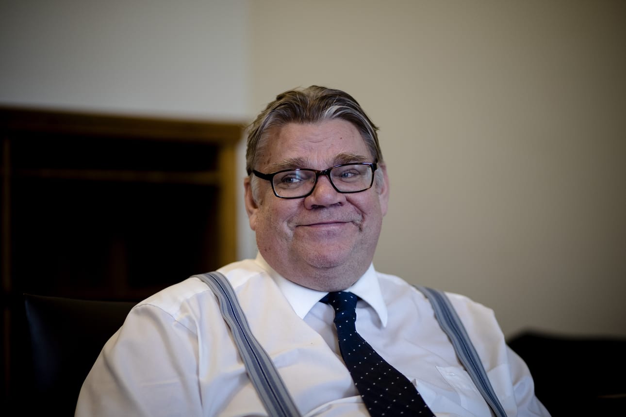 Ulkoministeri Timo Soini (sin.) osallistuu Paavin kansalaisille avoimeen yleisistuntoon, jonka yhteydessä hänellä on mahdollisuus tervehtiä Paavi Fransiskusta.