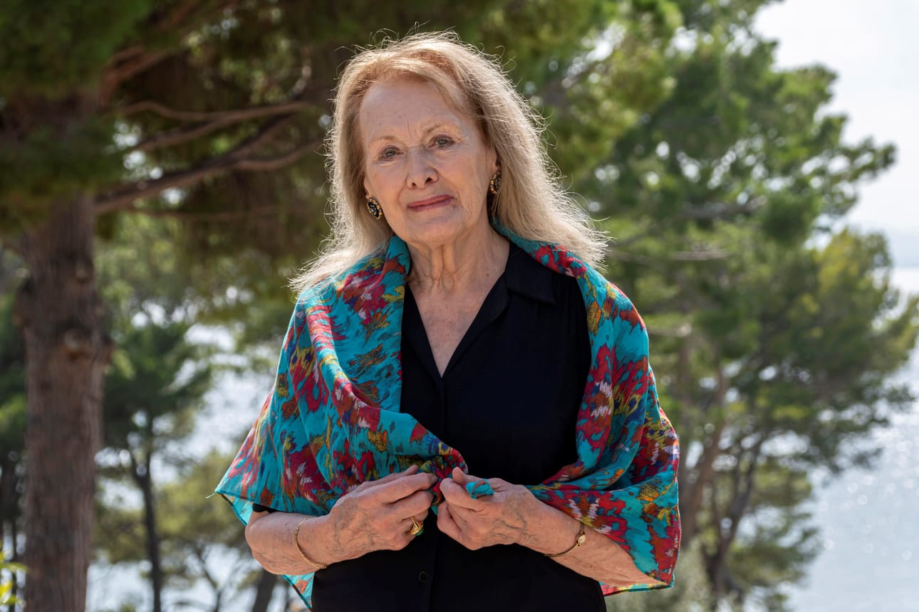 Annie Ernaux (s. 1940) palkittiin vuonna 2022 kirjallisuuden Nobel-palkinnolla. Hän on yksi Ranskan arvostetuimmista nykykirjailijoista.