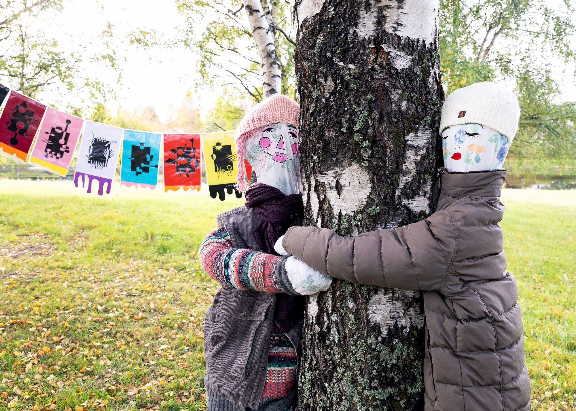 Koululaisten näyttely Saarenkylän kirjastolla ja kirjaston pihalla kertoo onnesta