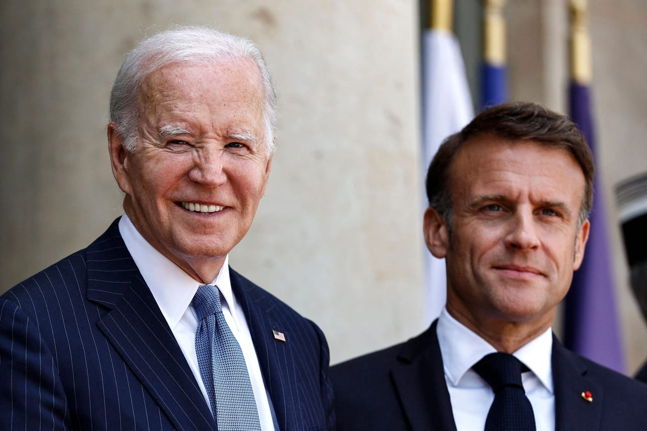 Yhdysvaltain presidentti Joe Biden ja Ranskan presidentti Emmanuel Macron keskustelevat Pariisissa muun muassa Ukrainan tukemisesta. LEHTIKUVA/AFP