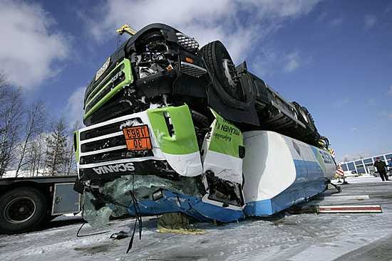 Rovaniemellä kaatuneesta säiliöautosta valui arviolta 10 000-12 000 litraa lentopetrolia Kemijokeen.