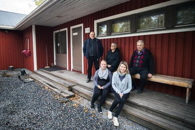 Urheilumajan edustalla seuratoimijat Jussi Törmä, Hannele Taanonen, Lasse Reinman, Sanna Syri (edessä vas.) ja Terhi Panula-Ontto.