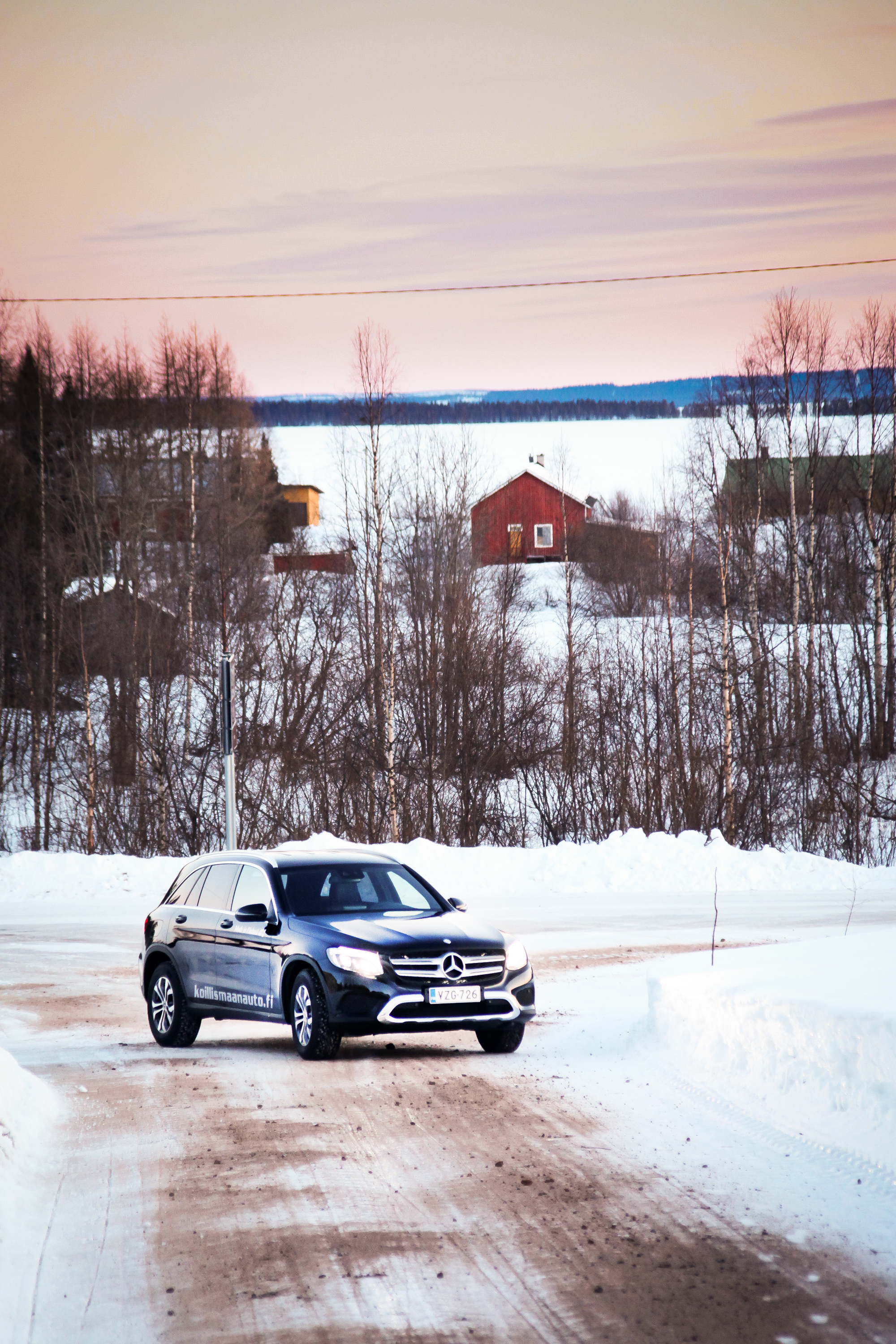 Mercedes-Benz GLC on kuin kotonaan Koillismaalaisessa lumimaisemassa.