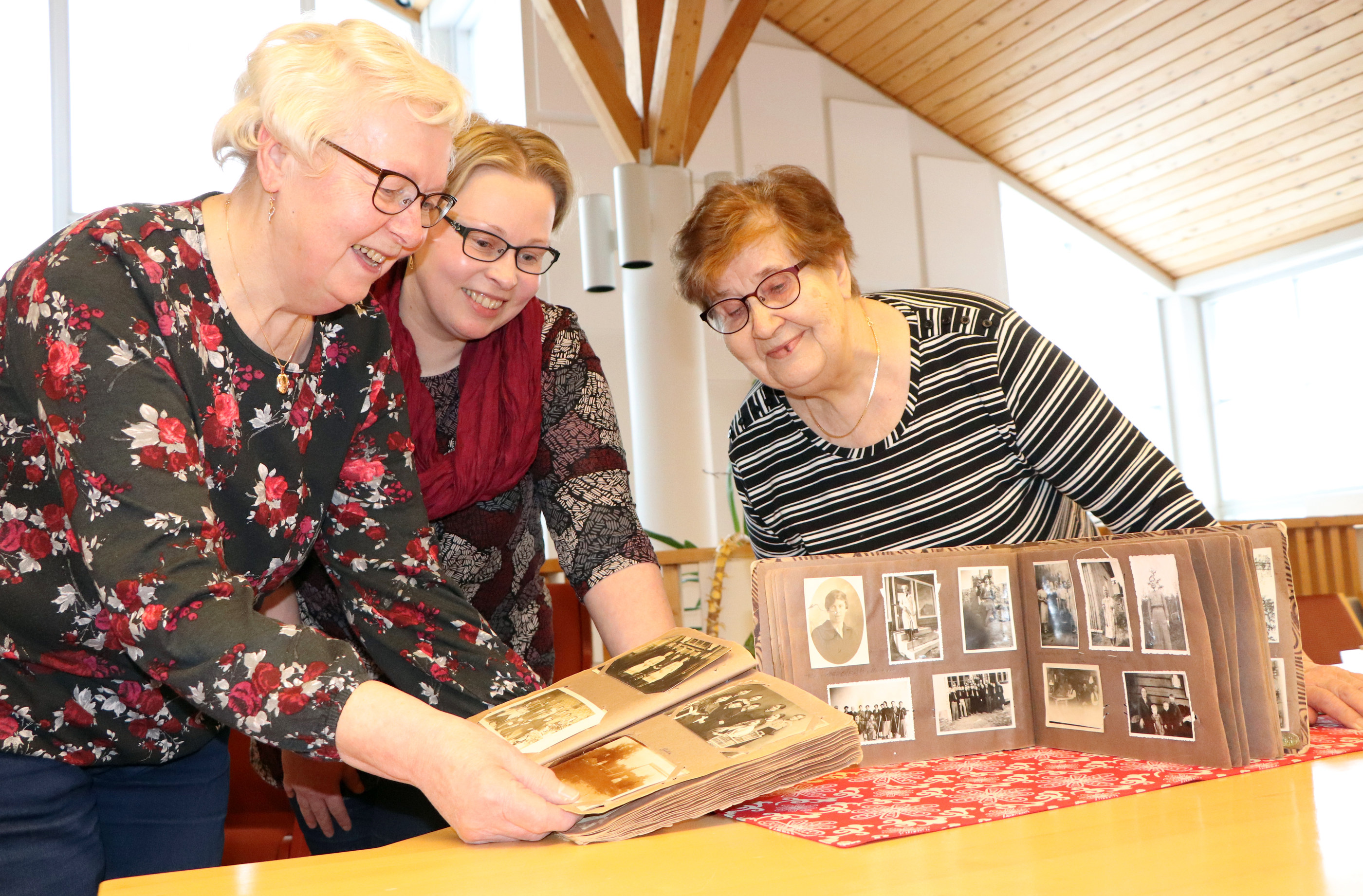 <p>Ritva Jurvansuu, Mira Jurvansuu ja Annikki Paavola tietävät, että kylähistoriakirjan dokumenttien yhdistely ja		      kirjoittaminen on kuin monimutkaisen palapelin rakentamista. Aineisto pitää ensin kasata ja sitten järjestää. Kirjan ydintyöryhmään kuuluu heidän lisäkseen Sirkka Fredriksson. Työryhmä iloitsee siitä, että tietoa saadaan 		      siirrettyä jälkipolville.</p>