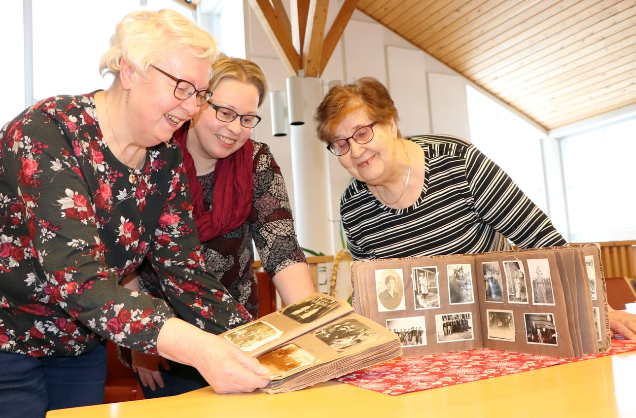 Ritva Jurvansuu, Mira Jurvansuu ja Annikki Paavola tietävät, että kylähistoriakirjan dokumenttien yhdistely ja kirjoittaminen on kuin monimutkaisen palapelin rakentamista. Aineisto pitää ensin kasata ja sitten järjestää. Kirjan ydintyöryhmään kuuluu heidän lisäkseen Sirkka Fredriksson. Työryhmä iloitsee siitä, että tietoa saadaan siirrettyä jälkipolville.