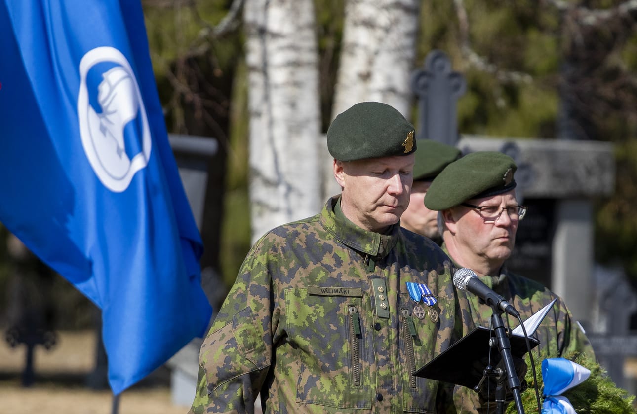 Markku Välimäki puhui Limingan sankarihaudalla.