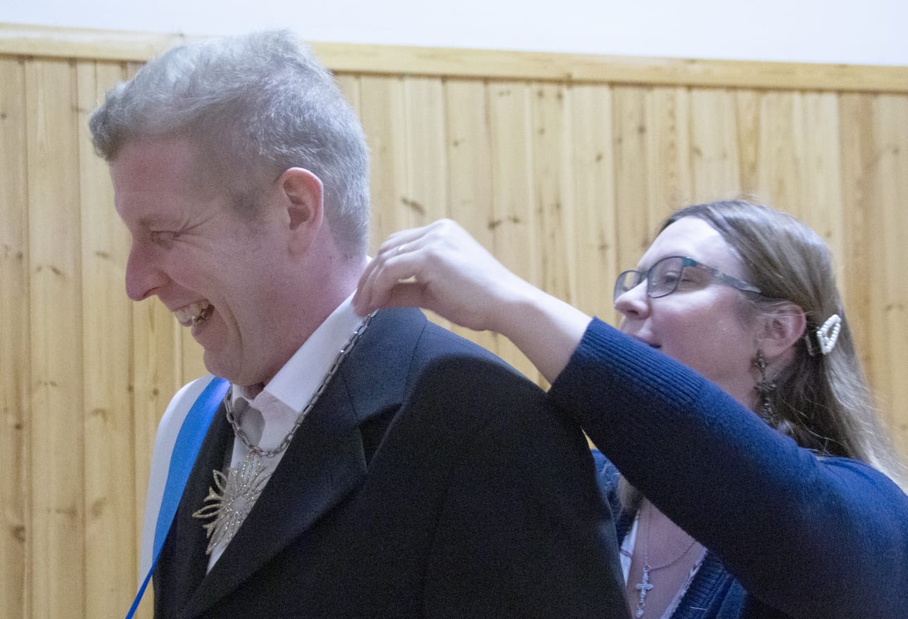 Jukka Leiviskä valmistautui iltaan puvustajana toimineen Anja Palovaaran avustuksella.
