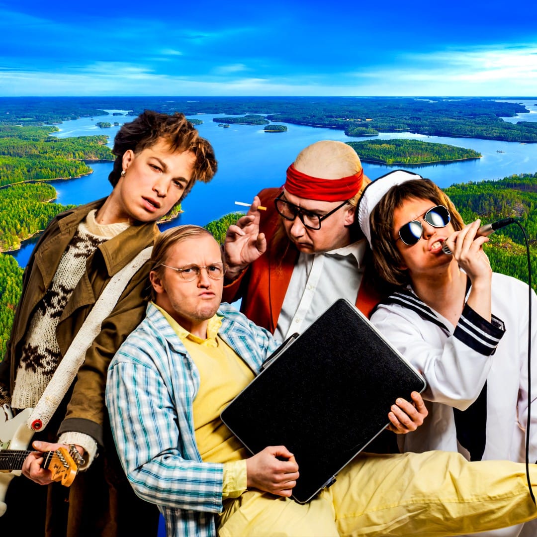 Musikaalin pääosia esittävät Ilpo Kaikkonen (vas. Ismo Alanko), Tatu Mönttinen (toimittaja), Jussi Ojanen (Juice Leskinen) sekä Timo Järvensivu (Martti Syrjä).