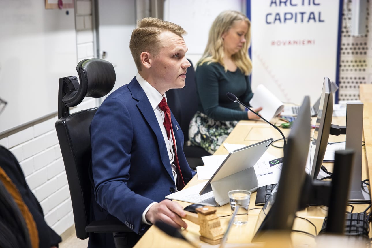 Kaupunginvaltuuston puheenjohtaja Eemeli Kajula ja kaupunginhallituksen puheenjohtaja Susanna Viitala ovat tutkijoiden kanssa yhtä mieltä siitä, että asuminen ja matkailu kietoutuvat Rovaniemellä tiiviisti toisiinsa. Heidän mukaansa kaupunki tekee parhaansa niiden yhteensovittamisessa.