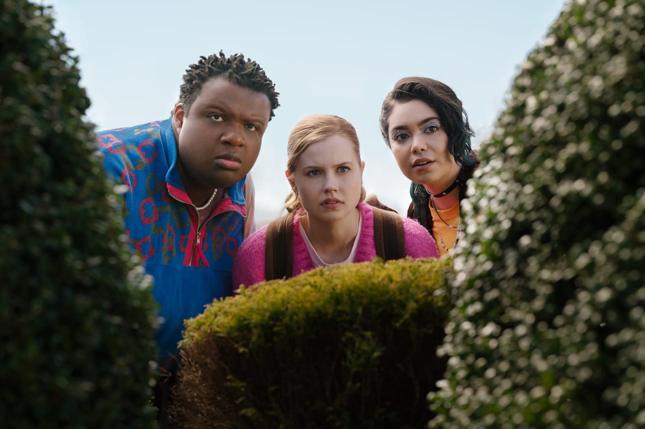 Damian (Jaquel Spivey) ja Janis (oikealla, Auli'i Cravalho) opastavat Cadyä (Angourie Rice) koulun tavoille.