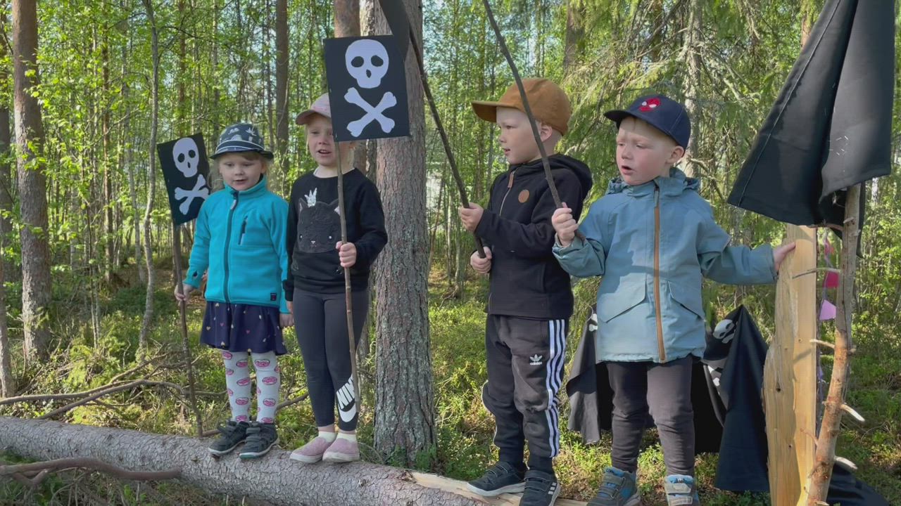 Näin kajahtaa Kapteeni katsoi horisonttiin – kempeleläislapset ottivat kesän vastaan merirosvokylässä