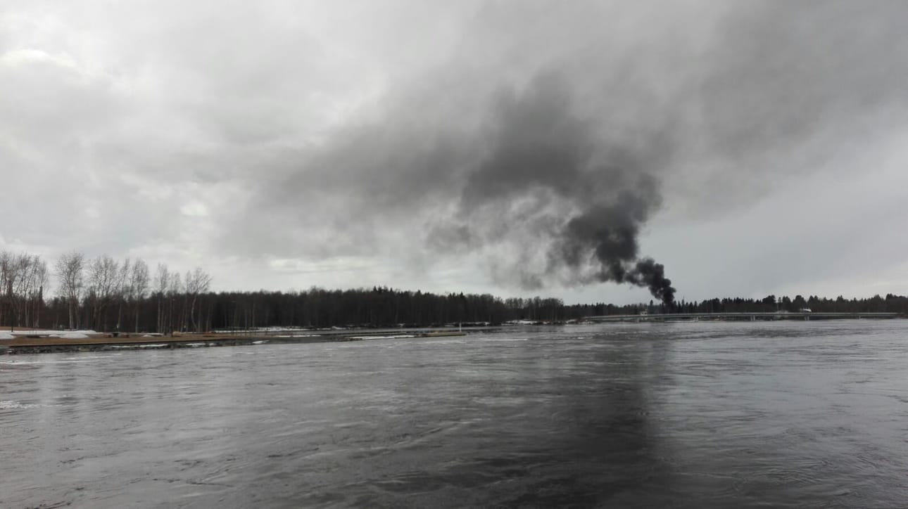 Palo aiheutti ison ja kaus näkyvän savupilven taivaalle.