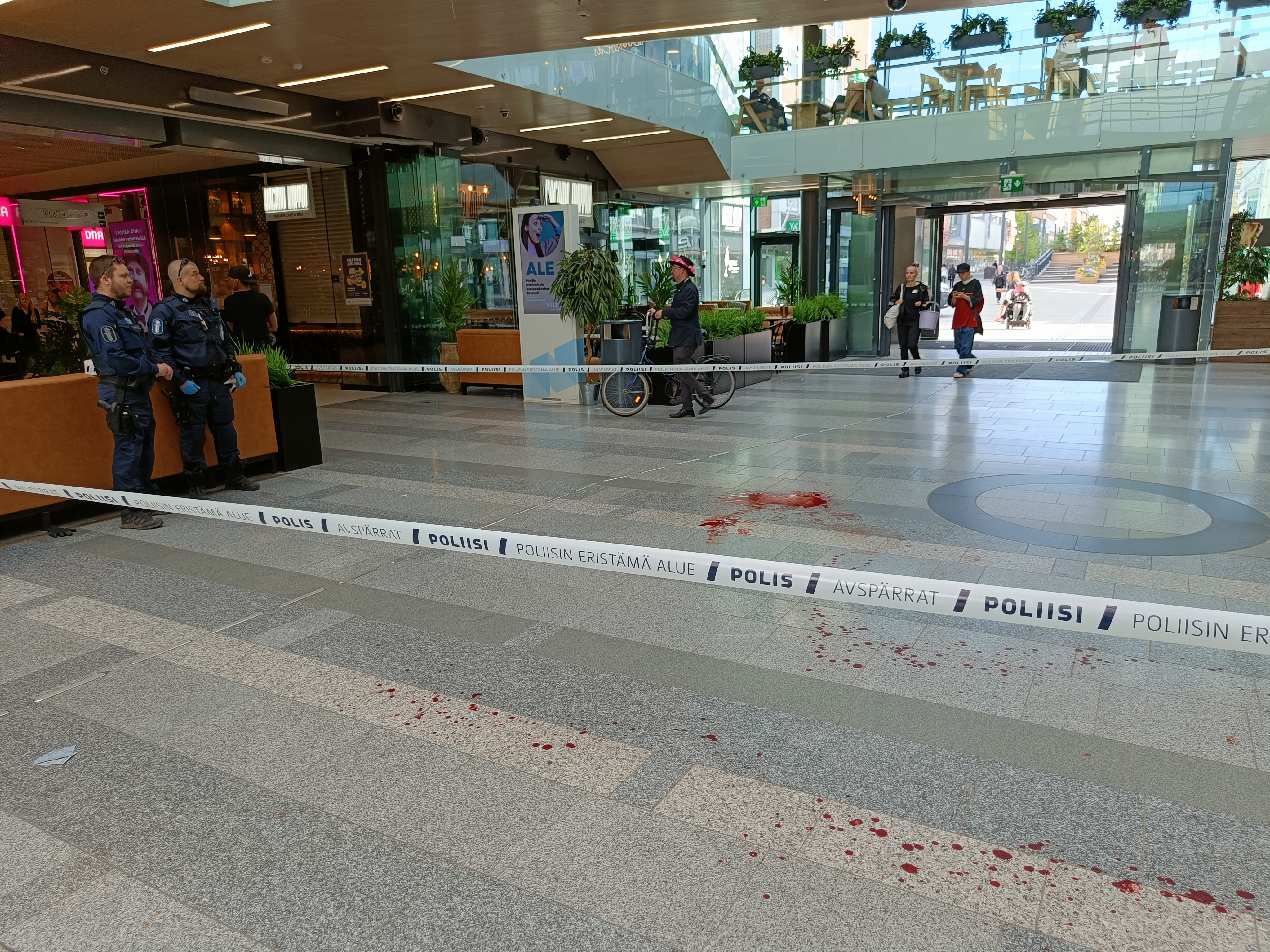 Äärioikeistolaiseen toimintaan osallistunut kolmikymppinen mies puukotti 12-vuotiasta ulkomaalaistaustaista lasta oululaisen kauppakeskuksen kesäkadulla.