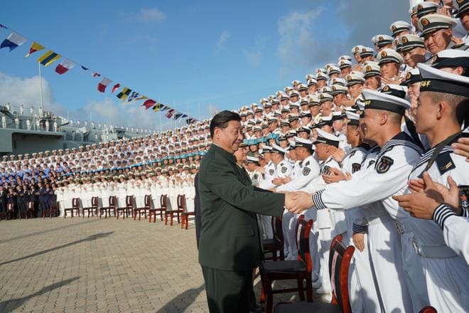 Kiinan presidentti Xi Jinping onnitteli laivastoa maan ensimmäisen itse rakennetun lentotukialuksen aloittaessa palveluksen 17. joulukuuta. Tukikohta on Sanyassa Hainanin saarella Etelä-Kiinan meren rannalla. Kuva: Li Gang/Xinhua